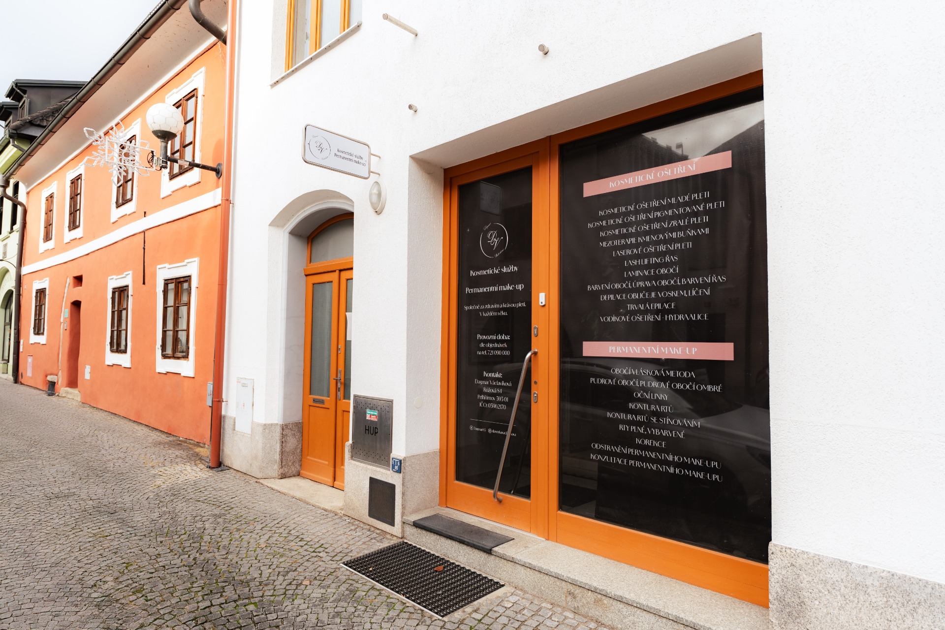 Pohled na studio z ulice